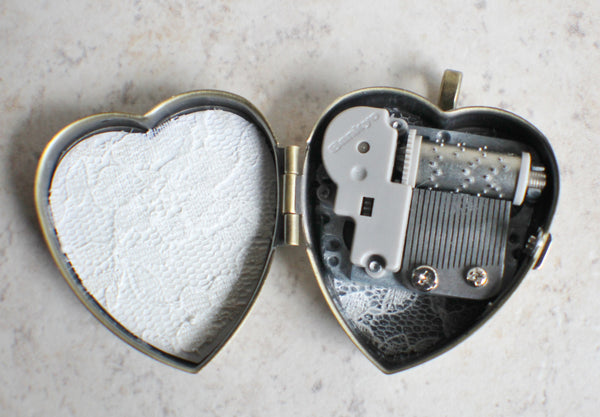Heart shaped lion music box locket, in bronze. - Char's Favorite Things - 5