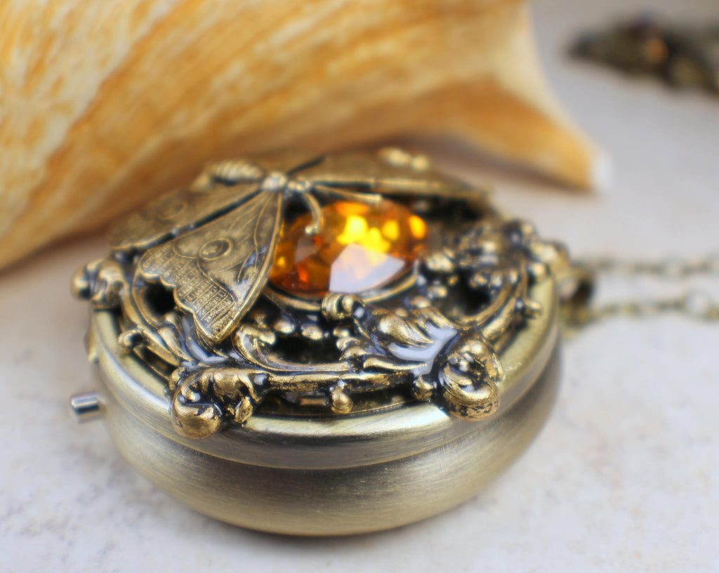 Dragon Music Box Locket, Heart Shaped Locket With Music Box Inside, in  Silvertone With Dragon and Silver Filigree on Front Cover. - Etsy UK |  Locket, Music box, Heart locket